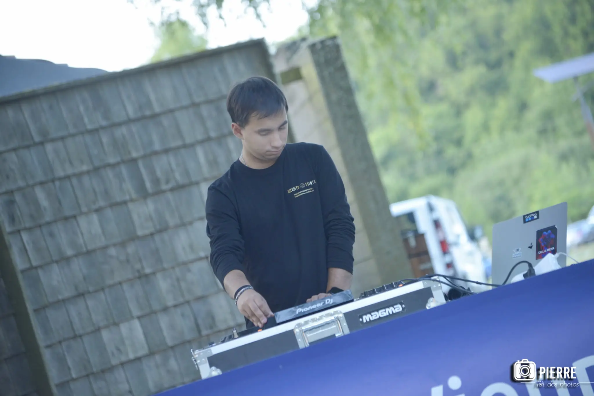DJ de Dieguito Events 87 aux platines Pioneer DJ lors d'un événement en extérieur