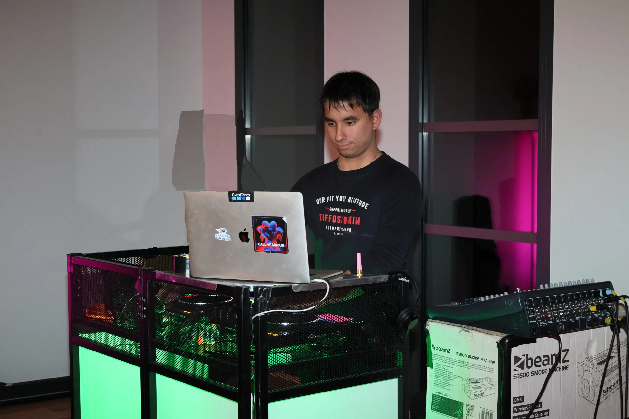 DJ professionnel Dieguito Events 87 en pleine prestation, mixant derrière sa cabine équipée en Haute-Vienne