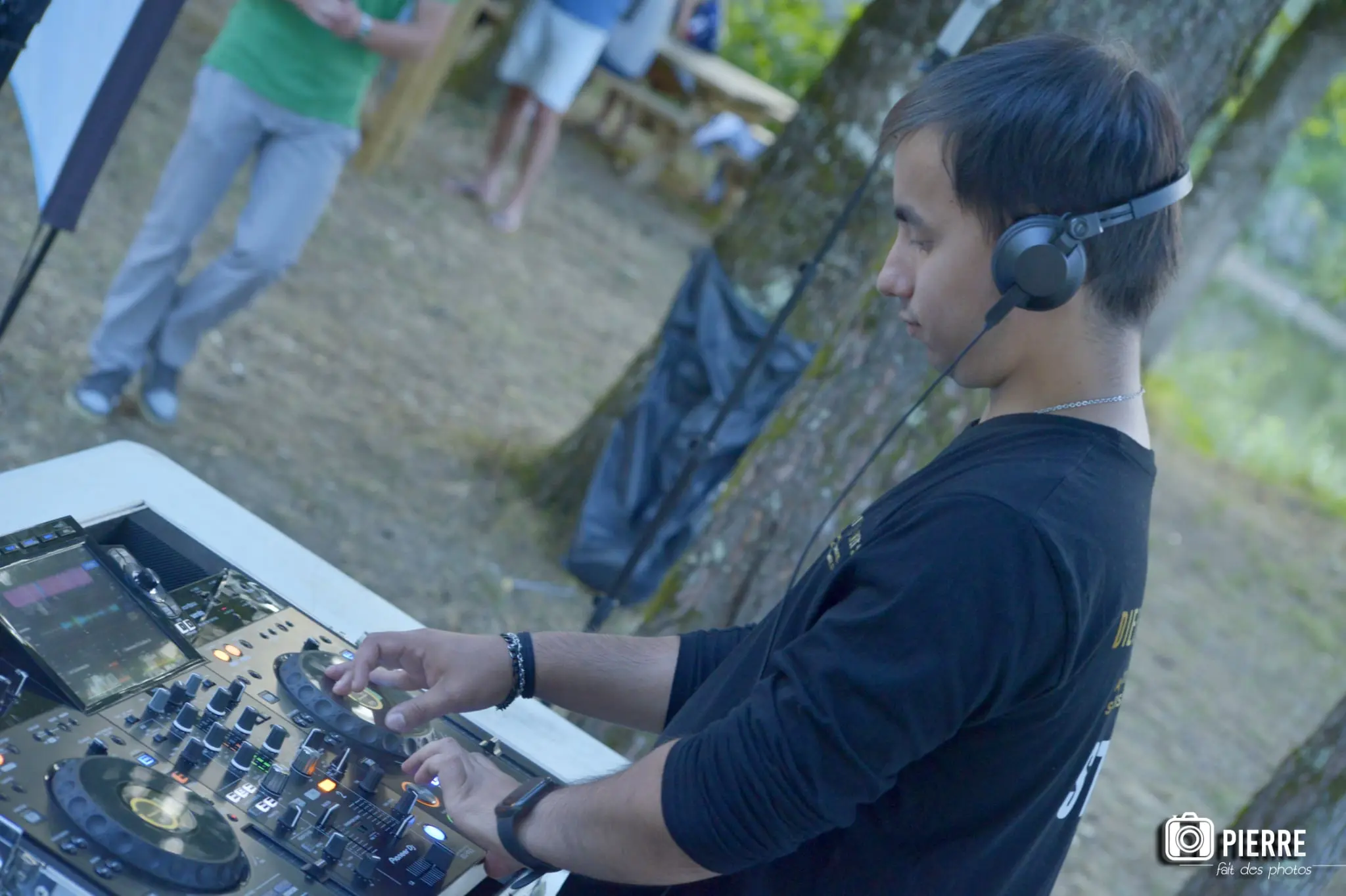 DJ de Dieguito Events 87 au casque, mix en direct lors d'un événement