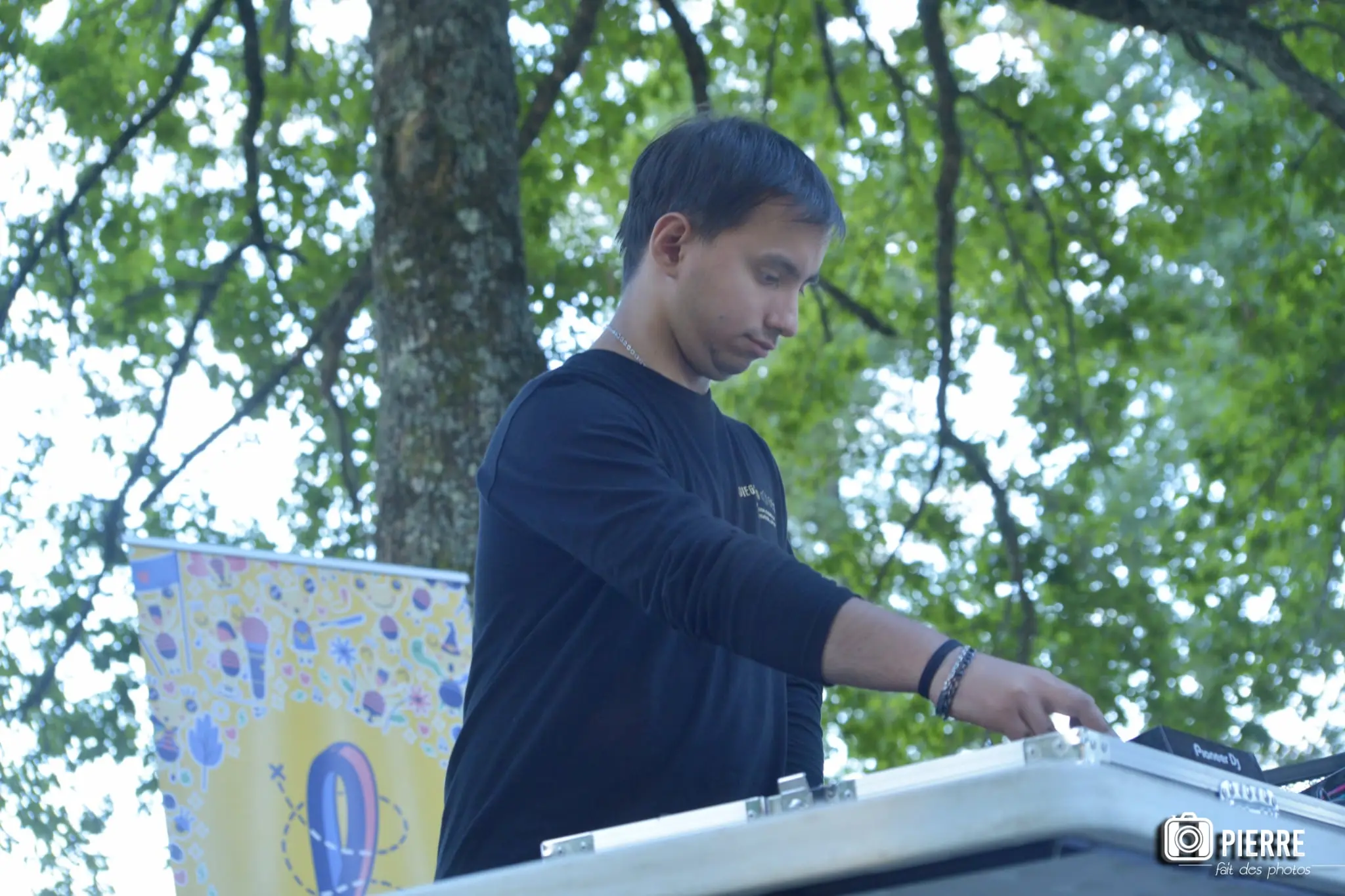 DJ de Dieguito Events 87 en pleine prestation lors d'un événement en plein air