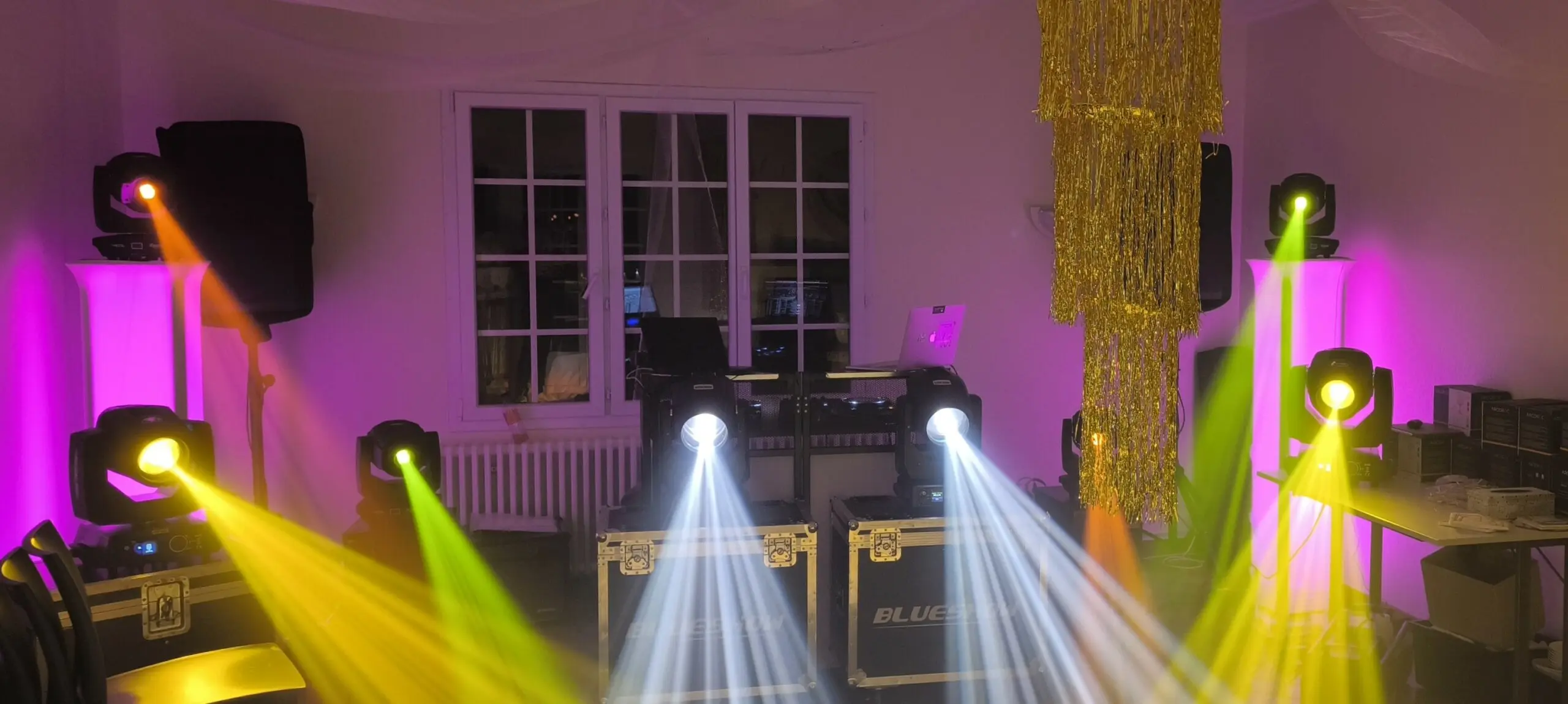 Installation de lyres et jeux de lumière multicolores pour événement, service éclairage Dieguito Events 87