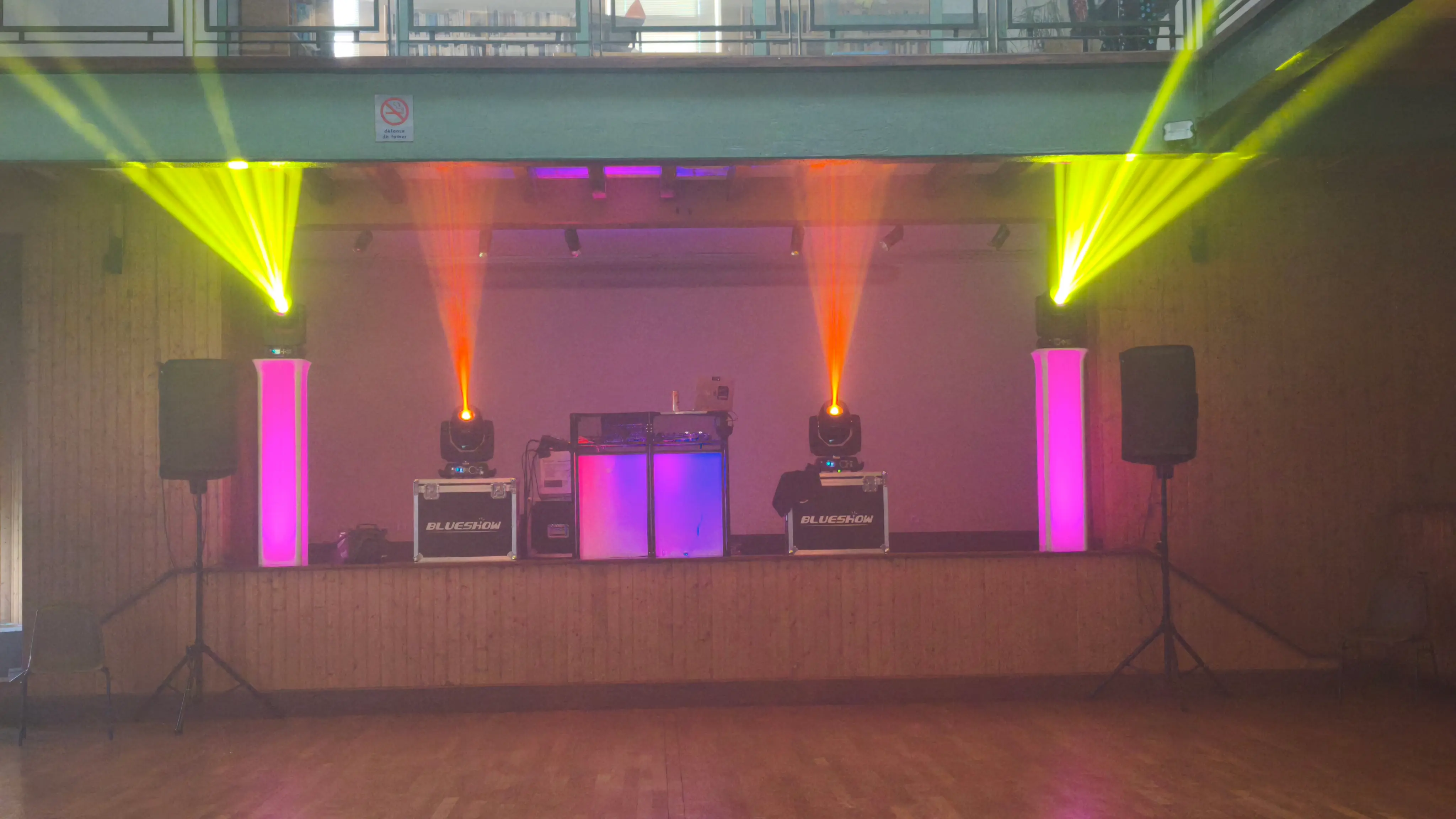 Scène de salle des fêtes équipée en sonorisation et éclairage par Dieguito Events 87