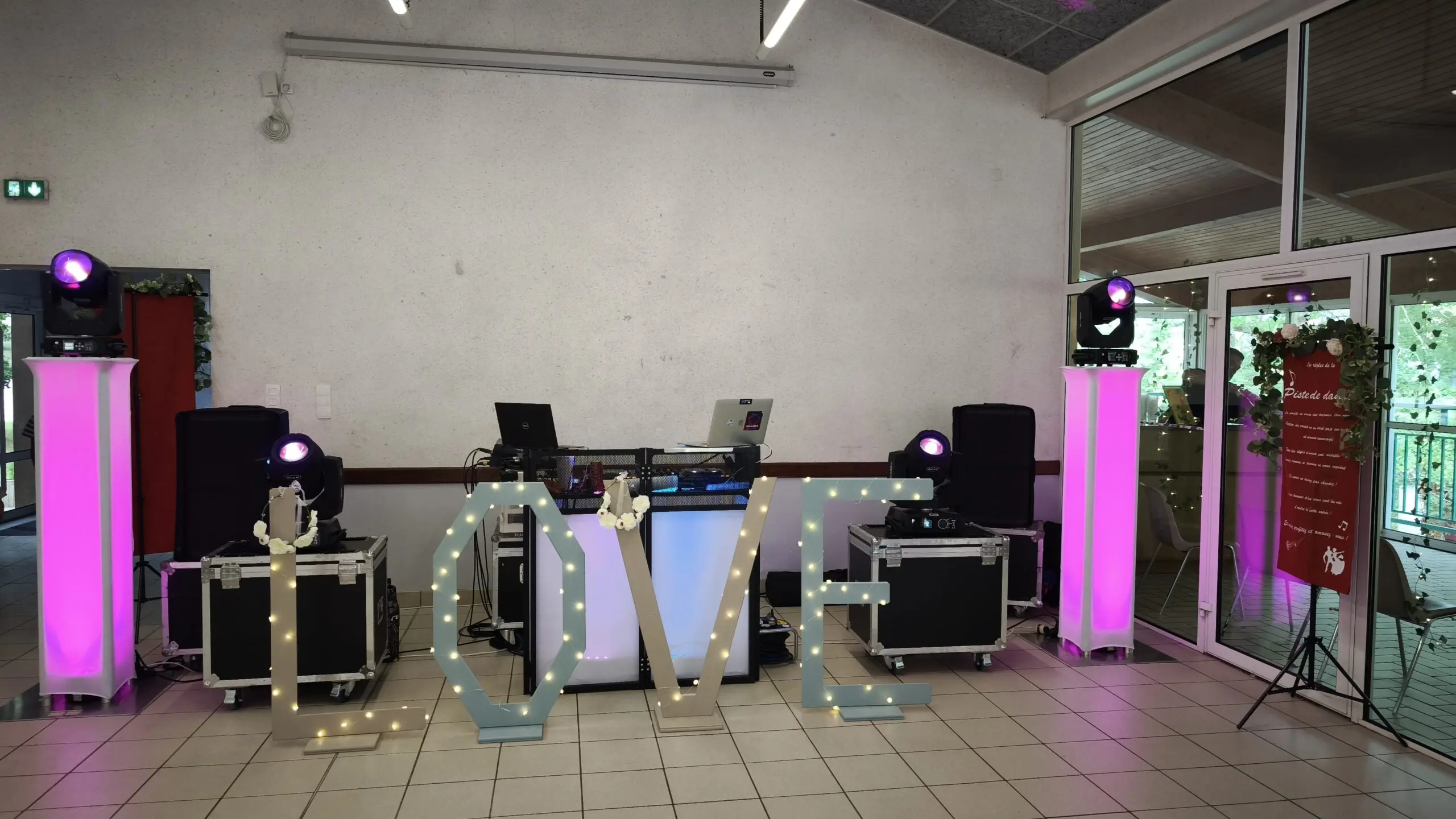 Décoration lumineuse lettres LOVE et cabine DJ pour mariage, prestation Dieguito Events 87
